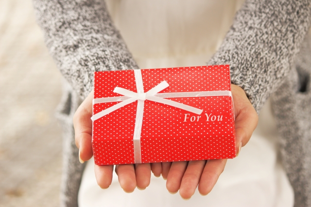 お土産の渡し方と受け取り方のポイント